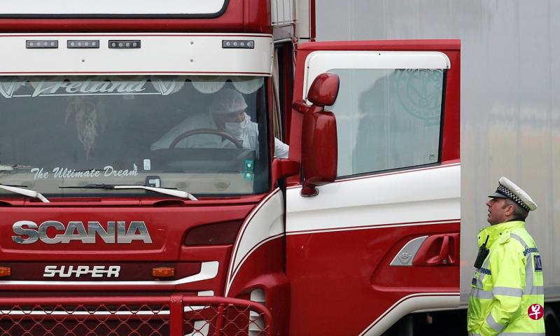 英国警方23日在英格兰东南部埃塞克斯郡一个工业园区内的一辆集装箱货车里发现39具尸体。(路透社) 英国警方23日在英格兰东南部埃塞克斯郡一个工业园区内的一辆集装箱货车里发现39具尸体。(路透社)