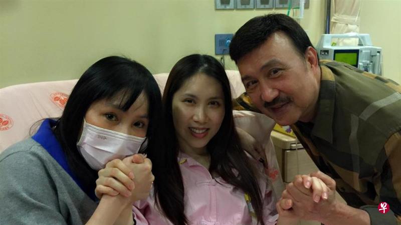 余苑绮五年前罹患直肠癌,父母余天和李亚萍陪伴她对抗病魔。(互联网) 余苑绮五年前罹患直肠癌,父母余天和李亚萍陪伴她对抗病魔。(互联网)