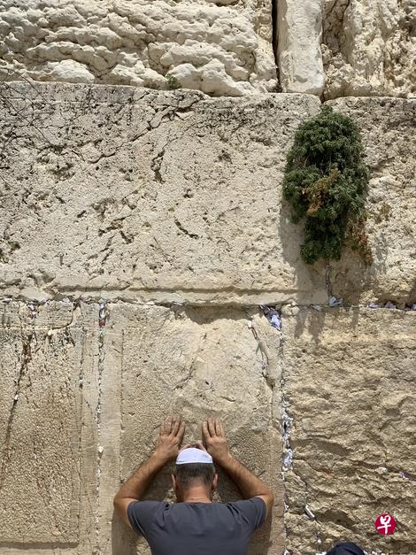 哭墙承载了犹太民族的悲情。(叶孝忠摄) 哭墙承载了犹太民族的悲情。(叶孝忠摄)