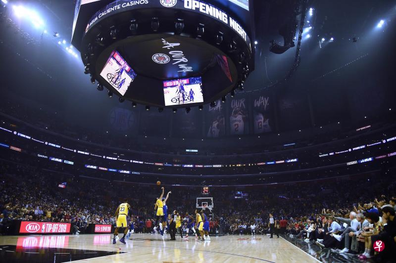 NBA新赛季昨天开打,负责赛事转播的中国央视并未转播任何比赛。(法新社) NBA新赛季昨天开打,负责赛事转播的中国央视并未转播任何比赛。(法新社)