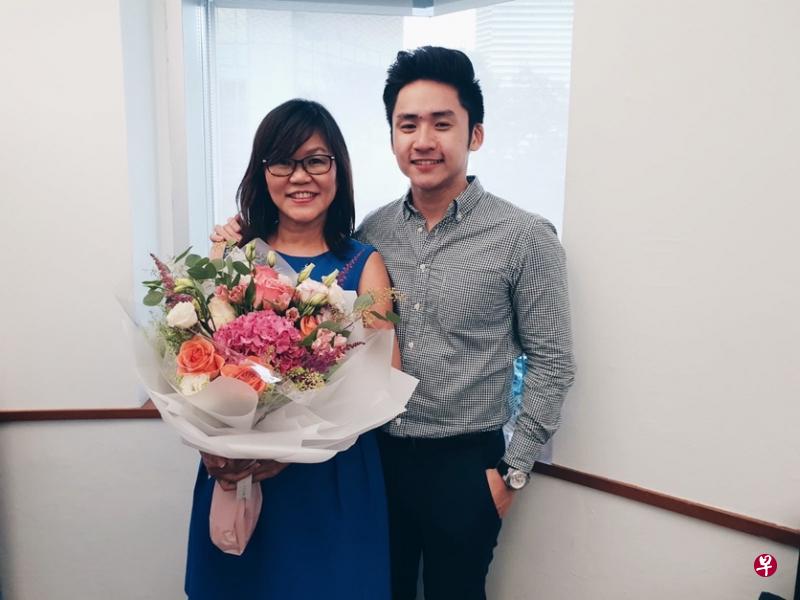 在她的影响下,陈思华的儿子汤智健(图右)也成为大东方保险经纪。(大东方保险提供) 在她的影响下,陈思华的儿子汤智健(图右)也成为大东方保险经纪。(大东方保险提供)