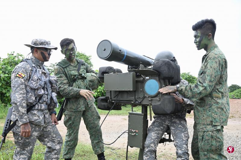 我国空军人员在“空卫”演习中向文莱皇家空军人员分享RBS-70型地对空激光导弹系统的操作方式。(国防部提供) 我国空军人员在“空卫”演习中向文莱皇家空军人员分享RBS-70型地对空激光导弹系统的操作方式。(国防部提供)