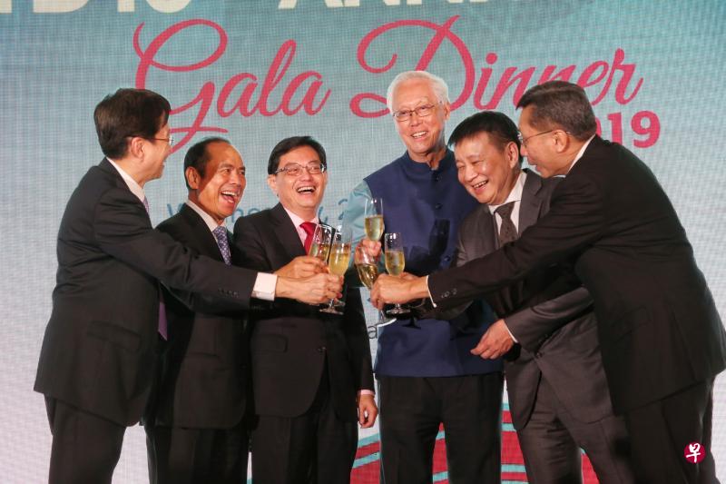 副总理兼财政部长王瑞杰(左三)出席新加坡科技设计大学的10周年庆晚宴,连同曾任新科大赞助人的荣誉国务资政吴作栋(右三),以及校长张道昌教授(左一)、新科大赞助人魏成辉(左二)、新科大董事会主席李子扬(右二)和董事会成员周永明(右一)在台上干杯,,祝新科大在接下来几年继续创佳绩。(特约陈福洲摄) 副总理兼财政部长王瑞杰(左三)出席新加坡科技设计大学的10周年庆晚宴,连同曾任新科大赞助人的荣誉国务资政吴作栋(右三),以及校长张道昌教授(左一)、新科大赞助人魏成辉(左二)、新科大董事会主席李子扬(右二)和董事会成员周永明(右一)在台上干杯,,祝新科大在接下来几年继续创佳绩。(特约陈福洲摄)