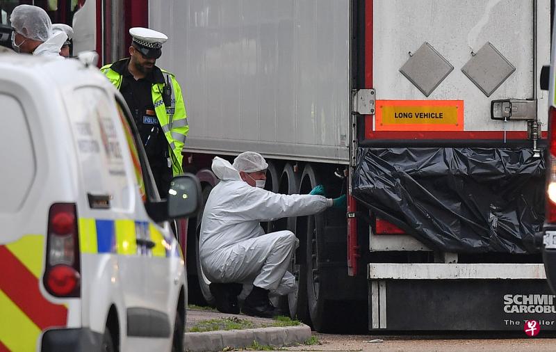 英国警方星期三(23日)在英格兰东南部埃塞克斯郡一个工业园区内的一辆集装箱货车里发现39具尸体,当局已把卡车开到案发现场附近一处码头仓库内,以便在死者尊严得到保护的环境下进行调查。(法新社) 英国警方星期三(23日)在英格兰东南部埃塞克斯郡一个工业园区内的一辆集装箱货车里发现39具尸体,当局已把卡车开到案发现场附近一处码头仓库内,以便在死者尊严得到保护的环境下进行调查。(法新社)
