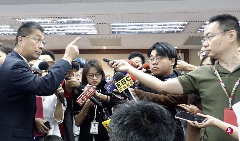 《中国时报》记者蓝孝威(右边身穿灰绿色衣服)就政策前后一致的说法,质问徐国勇是否在睁眼说瞎话,引来徐国勇(左)怒斥“讲话客气一点”。(自由时报) 《中国时报》记者蓝孝威(右边身穿灰绿色衣服)就政策前后一致的说法,质问徐国勇是否在睁眼说瞎话,引来徐国勇(左)怒斥“讲话客气一点”。(自由时报)