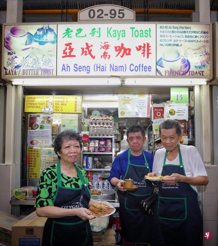 厦门街熟食中心的“亚成(海南)咖啡”去年获选为新加坡美食节“小贩聚焦点”的杰出摊位之一。右为王禄生。(档案照) 厦门街熟食中心的“亚成(海南)咖啡”去年获选为新加坡美食节“小贩聚焦点”的杰出摊位之一。右为王禄生。(档案照)