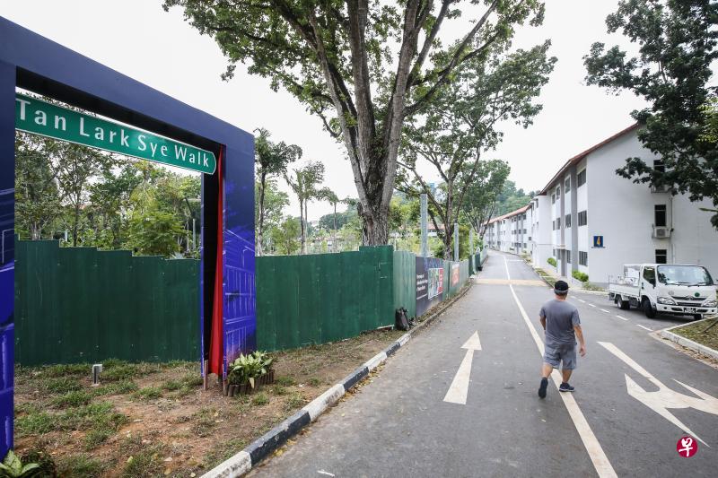 南大湖附近一条名为“南洋谷”的道路正式易名为“陈六使径”,以铭记已故前南洋大学创始人陈六使为推动本地文教事业所作出的贡献。(梁伟康摄) 南大湖附近一条名为“南洋谷”的道路正式易名为“陈六使径”,以铭记已故前南洋大学创始人陈六使为推动本地文教事业所作出的贡献。(梁伟康摄)