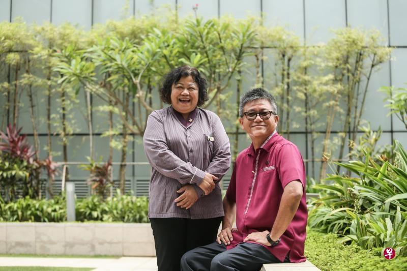 新捷运高级巴士车长林宝碹(左)和SMRT高级巴士车长林友本已完成公司提供的无人驾驶巴士培训课程。陆交局下来将与业者合作,让另外约100名巴士车长陆续接受培训。(叶振忠摄) 新捷运高级巴士车长林宝碹(左)和SMRT高级巴士车长林友本已完成公司提供的无人驾驶巴士培训课程。陆交局下来将与业者合作,让另外约100名巴士车长陆续接受培训。(叶振忠摄)