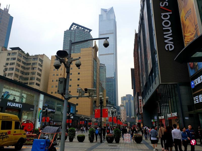 重庆主城区马路街道上处处遍布公安和交通部门的摄像头。图为解放碑步行街一根路杆上装置多个摄像头。(王纬温摄) 重庆主城区马路街道上处处遍布公安和交通部门的摄像头。图为解放碑步行街一根路杆上装置多个摄像头。(王纬温摄)