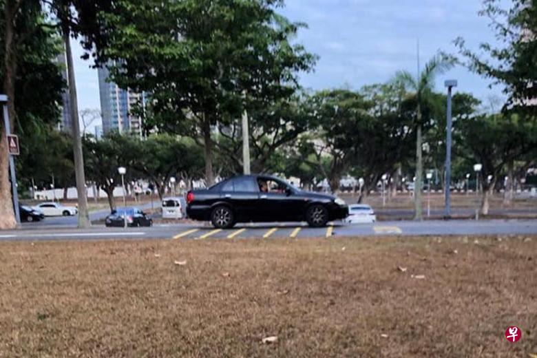 该车主驾驶汽车行驶在公园的人行步道和脚踏车道上。(取自面簿) 该车主驾驶汽车行驶在公园的人行步道和脚踏车道上。(取自面簿)