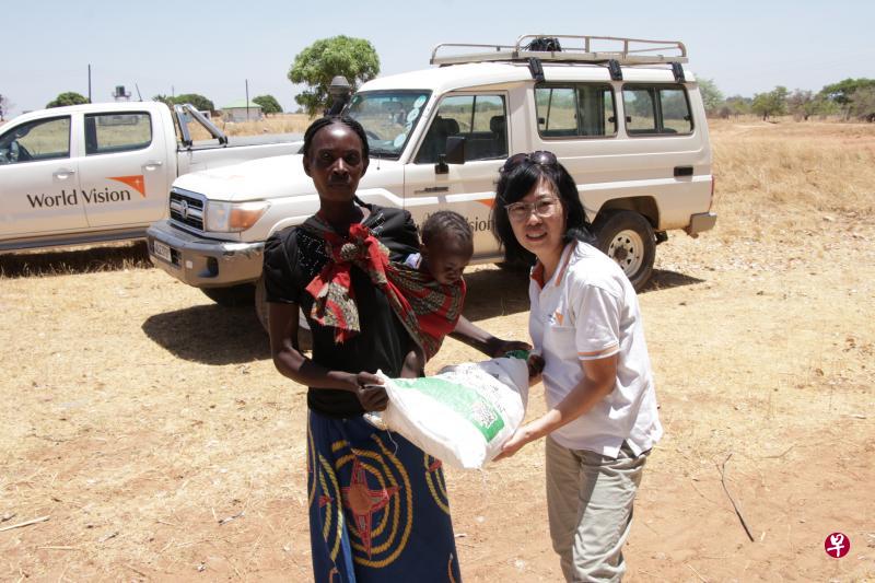 新加坡世界宣明会资源开发与企业传讯部主任苏尤玲(右),过去超过七周来在非洲赞比亚当义工。图为苏尤玲协助分派粮食给当地旱灾灾民。(新加坡世界宣明会提供) 新加坡世界宣明会资源开发与企业传讯部主任苏尤玲(右),过去超过七周来在非洲赞比亚当义工。图为苏尤玲协助分派粮食给当地旱灾灾民。(新加坡世界宣明会提供)