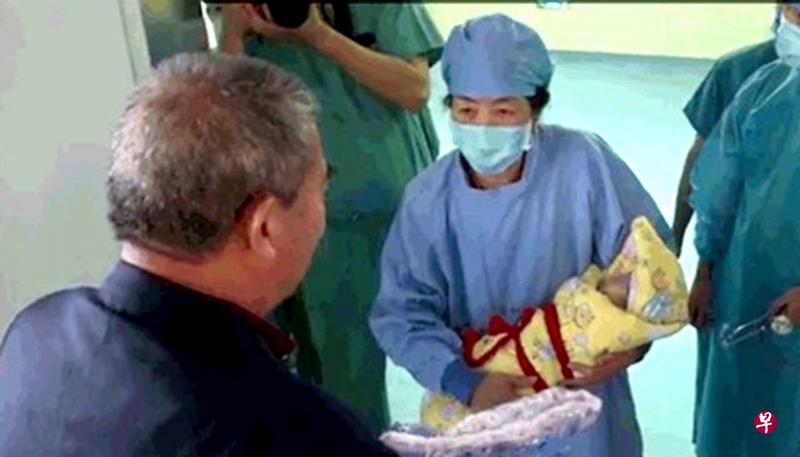 山东67岁妇人产女并声称是自然受孕，图为68岁的爸爸高兴迎接女儿到来。（互联网）