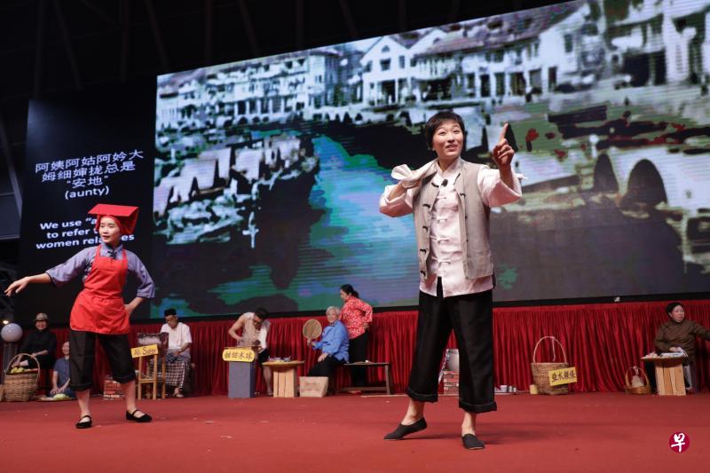 庆典紧扣潮人文化,邀请了南华潮剧社带来潮剧作品《五脚砌—相亲》。(林国明摄) 庆典紧扣潮人文化,邀请了南华潮剧社带来潮剧作品《五脚砌—相亲》。(林国明摄)