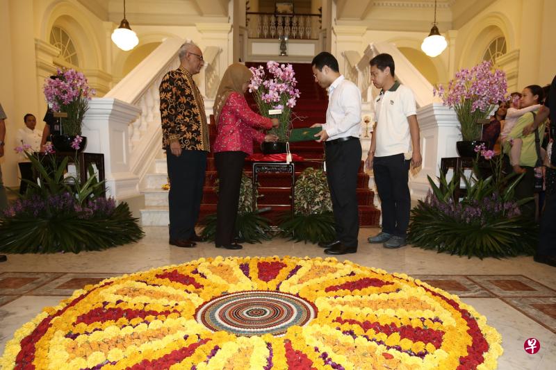 哈莉玛总统和社会及家庭发展部长兼国家发展部第二部长李智陞今早在总统府为“开埠200周年凤蝶兰”举行命名仪式。(陈渊庄摄) 哈莉玛总统和社会及家庭发展部长兼国家发展部第二部长李智陞今早在总统府为“开埠200周年凤蝶兰”举行命名仪式。(陈渊庄摄)