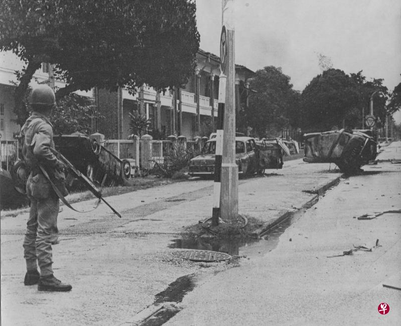 1969年5月13日,马来西亚爆发种族流血冲突事件,造成数百人伤亡。(海峡时报档案照) 1969年5月13日,马来西亚爆发种族流血冲突事件,造成数百人伤亡。(海峡时报档案照)