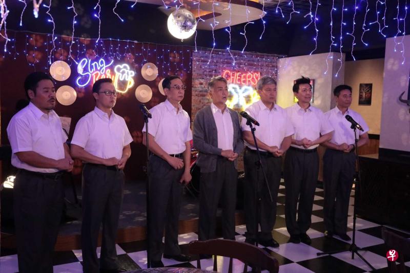 “中佬”男演员(左起)韦家雄、郑敬基、蒋志光、吴岱融、曾伟权、曾航生、欧瑞伟在《牛下女高音》是合唱团团员。(互联网) “中佬”男演员(左起)韦家雄、郑敬基、蒋志光、吴岱融、曾伟权、曾航生、欧瑞伟在《牛下女高音》是合唱团团员。(互联网)