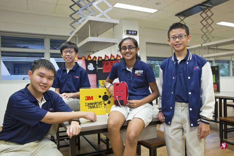 新科技中学中一生蔡哲磊(左起)、卢大永、苏尼雅和周凯文设计的小型感温装置,能提早警惕住户家中存在的安全隐患,有助预防火患发生。(特约曾道明摄) 新科技中学中一生蔡哲磊(左起)、卢大永、苏尼雅和周凯文设计的小型感温装置,能提早警惕住户家中存在的安全隐患,有助预防火患发生。(特约曾道明摄)