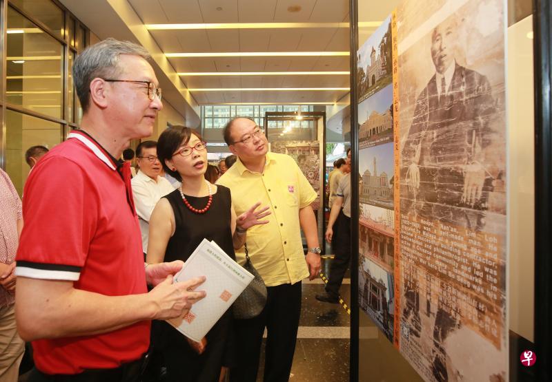 国大建筑系助理教授陈煜博士(中)向外交部兼社会及家庭发展部政务部长陈振泉(左)和新加坡宗乡会馆联合总会会长陈奕福(右),解释天福宫和林路大厝的相似之处。(唐家鸿摄) 国大建筑系助理教授陈煜博士(中)向外交部兼社会及家庭发展部政务部长陈振泉(左)和新加坡宗乡会馆联合总会会长陈奕福(右),解释天福宫和林路大厝的相似之处。(唐家鸿摄)