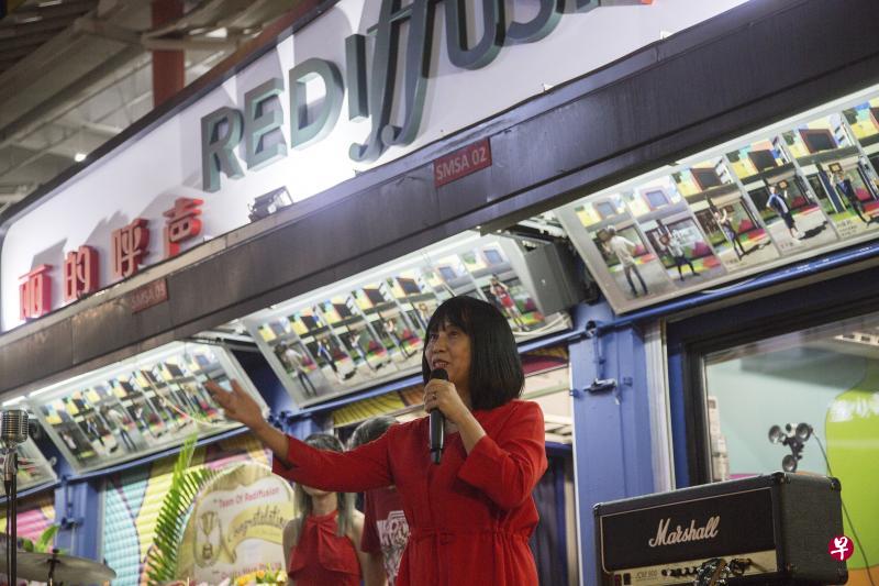 丽的呼声主席张美香在牛车水街道透明播音站启动仪式上致词。(特约胡惠颖摄) 丽的呼声主席张美香在牛车水街道透明播音站启动仪式上致词。(特约胡惠颖摄)