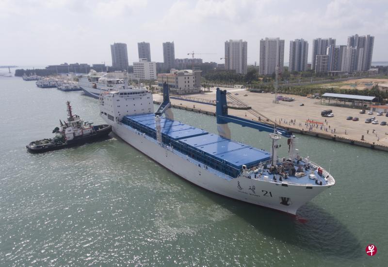 图为远望21号、远望22号船昨天停靠在海南文昌清澜港码头。(中新社) 图为远望21号、远望22号船昨天停靠在海南文昌清澜港码头。(中新社)