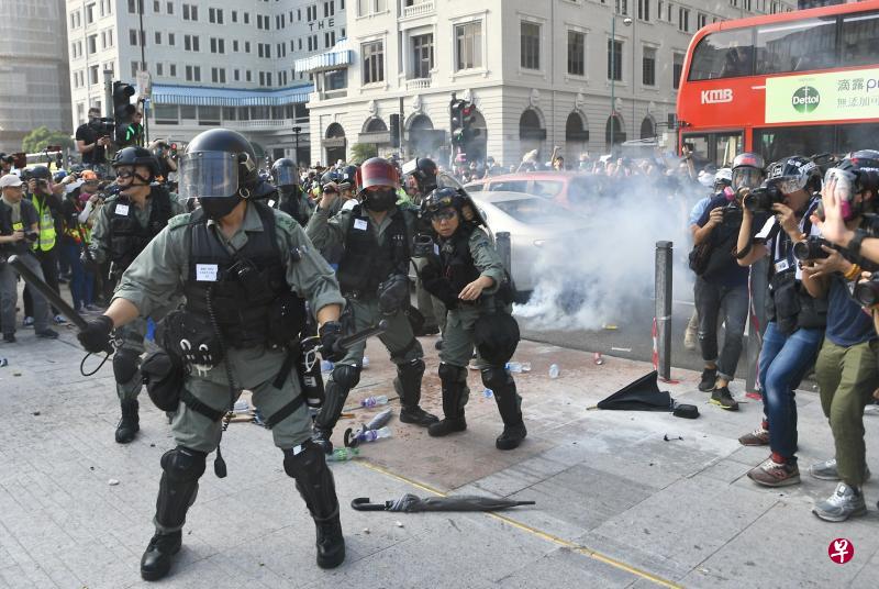 昨天下午香港尖东一带有未经批准的集会,大批示威者占据梳士巴利道堵路。警方之后进行驱散行动时,有警员遭激进示威者袭击,一度施放催泪弹及胡椒喷剂驱散。(香港中通社) 昨天下午香港尖东一带有未经批准的集会,大批示威者占据梳士巴利道堵路。警方之后进行驱散行动时,有警员遭激进示威者袭击,一度施放催泪弹及胡椒喷剂驱散。(香港中通社)