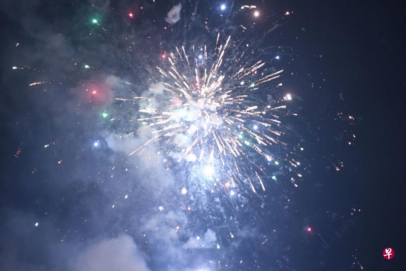 印度昨天(27日)庆祝屠妖节,家家户户燃放鞭炮后,首都空气品质指标再次陷入“非常不健康”等级。(法新社) 印度昨天(27日)庆祝屠妖节,家家户户燃放鞭炮后,首都空气品质指标再次陷入“非常不健康”等级。(法新社)