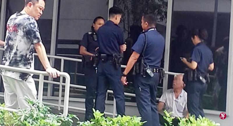 阿叔偷了一包价值220元的海参后,一路跑约400米,最终在一家酒店前被捕。(读者提供) 阿叔偷了一包价值220元的海参后,一路跑约400米,最终在一家酒店前被捕。(读者提供)