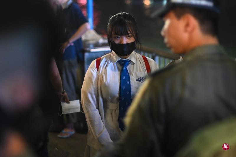 香港网民号召10月10日傍晚在各区进行“爱国爱港爱中华民国”快闪活动,这名中学生到尖沙咀去参加这项活动,被警察截查。(法新社档案照) 香港网民号召10月10日傍晚在各区进行“爱国爱港爱中华民国”快闪活动,这名中学生到尖沙咀去参加这项活动,被警察截查。(法新社档案照)