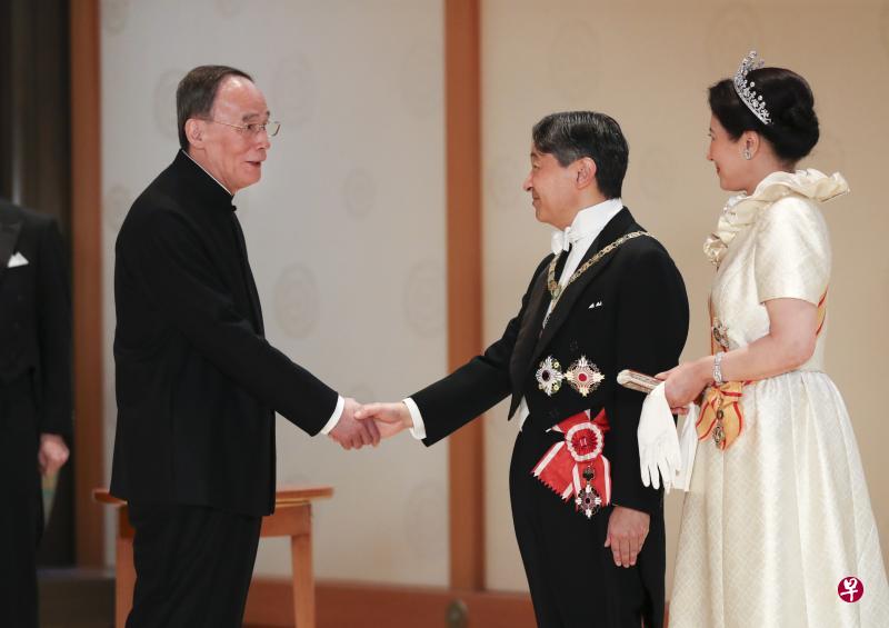 王岐山身穿新款中式服装,在东京出席日本德仁天皇伉俪举行的集体宴请。(新华社) 王岐山身穿新款中式服装,在东京出席日本德仁天皇伉俪举行的集体宴请。(新华社)