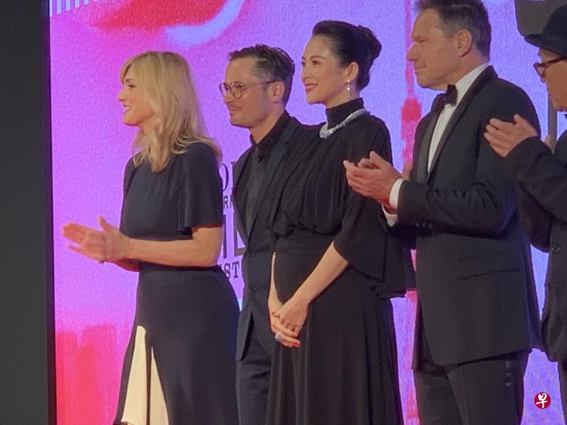 ↑电影节评审团主席章子怡(左三)挺大肚率评委成员亮相。(李亦筠摄) ↑电影节评审团主席章子怡(左三)挺大肚率评委成员亮相。(李亦筠摄)