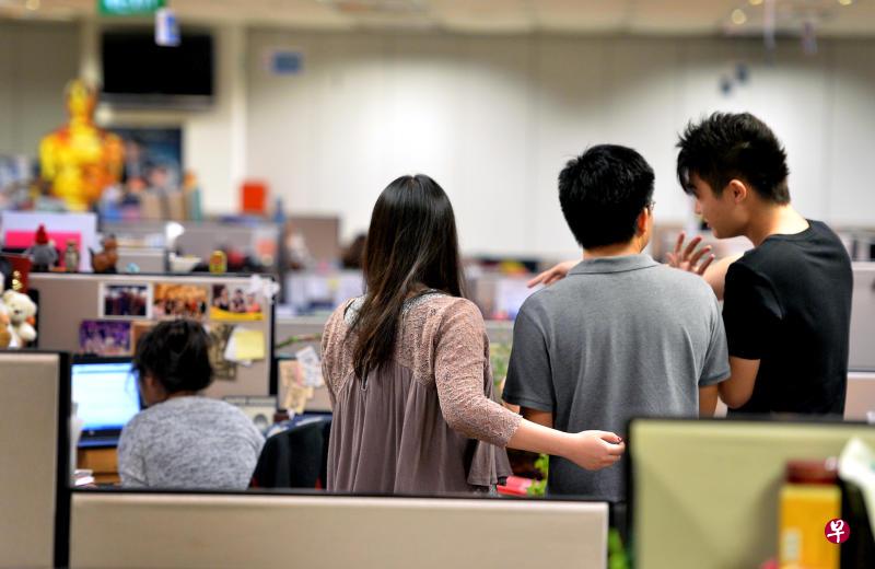 图为示意照片,一名员工遭受职场欺凌,被同事背后说是非。(ARIFFIN JAMAR摄) 图为示意照片,一名员工遭受职场欺凌,被同事背后说是非。(ARIFFIN JAMAR摄)