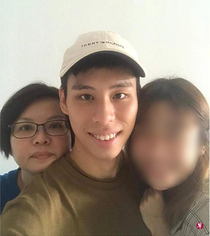 被告吴立恩(中)曾在博客上分享母亲(左)以及女友(右)的合照。 (网络照) 被告吴立恩(中)曾在博客上分享母亲(左)以及女友(右)的合照。 (网络照)