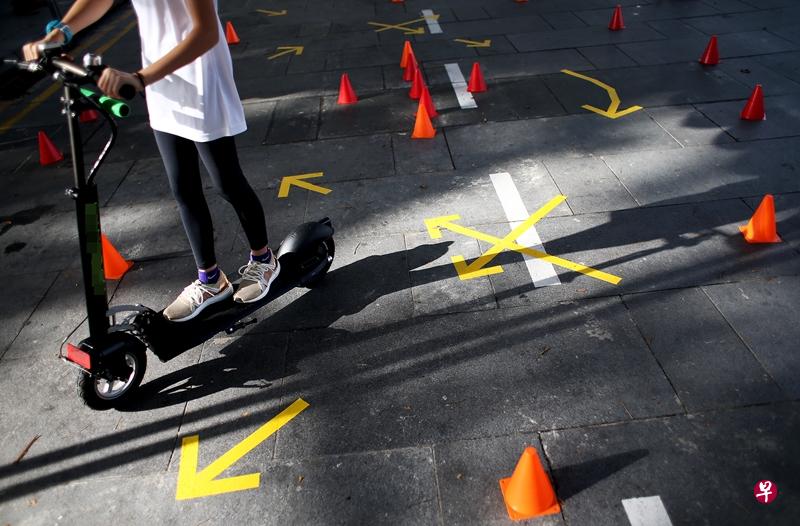 作者说,一直以来,城市规划与建筑设计对处理交通工具与行人之间的矛盾有一个共识,就是要尽量把交通与行人隔离;在无法避免两者交叉并汇时,维护行人的安全优先。(档案照) 作者说,一直以来,城市规划与建筑设计对处理交通工具与行人之间的矛盾有一个共识,就是要尽量把交通与行人隔离;在无法避免两者交叉并汇时,维护行人的安全优先。(档案照)