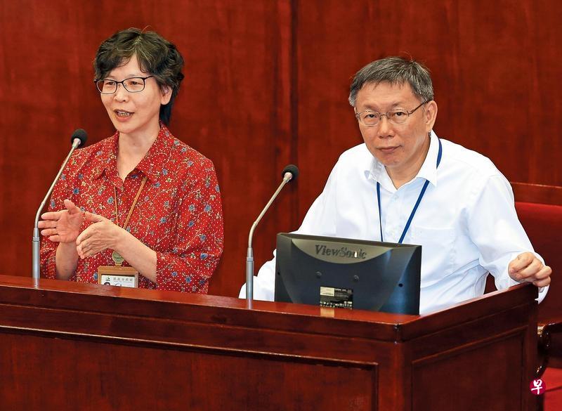 台北市政府顾问蔡壁如(左)是台北市长柯文哲的心腹大将。(互联网) 台北市政府顾问蔡壁如(左)是台北市长柯文哲的心腹大将。(互联网)
