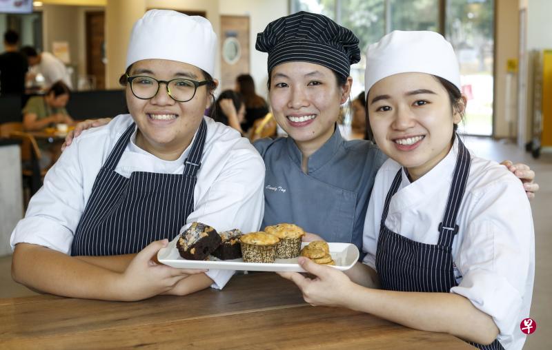 烘焙与烹饪科学系学生詹琪(左一)与简佳婳(右一)在导师郑莉馨的指导下,研发了三款高蛋白质点心。 烘焙与烹饪科学系学生詹琪(左一)与简佳婳(右一)在导师郑莉馨的指导下,研发了三款高蛋白质点心。