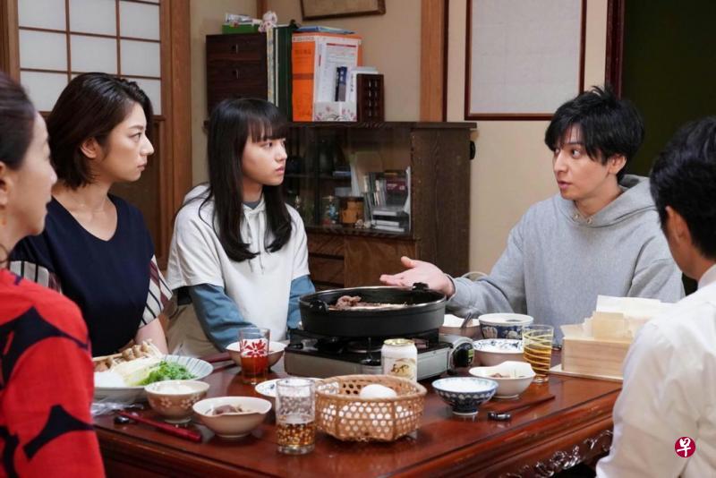 废材男生田斗真(右起)、外甥女清原果耶、女强人姐姐小池荣子等家人吃饭时唇枪舌剑,课题乍听微不足道,却似有某种人生意涵。(互联网) 废材男生田斗真(右起)、外甥女清原果耶、女强人姐姐小池荣子等家人吃饭时唇枪舌剑,课题乍听微不足道,却似有某种人生意涵。(互联网)