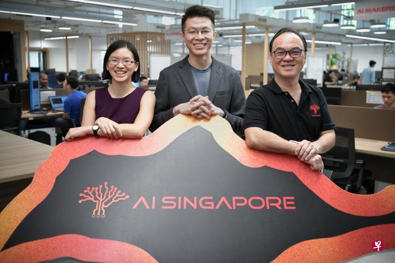 AISG人工智能人才培训计划第五批学员招募活动已进入最后阶段，明年2月开课。AISG是一项致力于推动本地人工智能发展的全国项目，图为第二批到第四批学员代表陆珍源（左起）、林腾宝和李万志。（海峡时报）