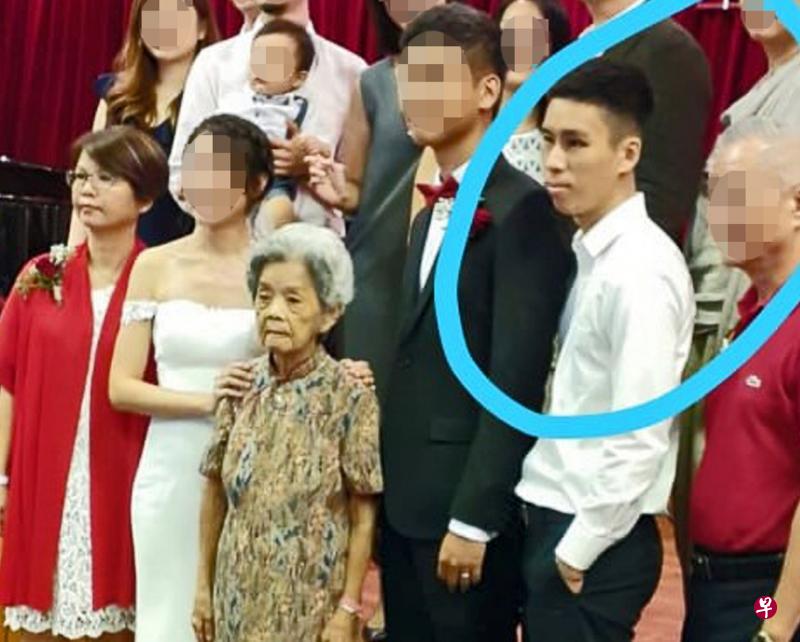 李素梅(左一)长子刚在今年7月结婚,她当时站在媳妇右边,被告吴立恩(右二)则站在哥哥左边。遭被告乱拳打死的外婆许卿龚(中)站在新人中间。(受访者提供) 李素梅(左一)长子刚在今年7月结婚,她当时站在媳妇右边,被告吴立恩(右二)则站在哥哥左边。遭被告乱拳打死的外婆许卿龚(中)站在新人中间。(受访者提供)