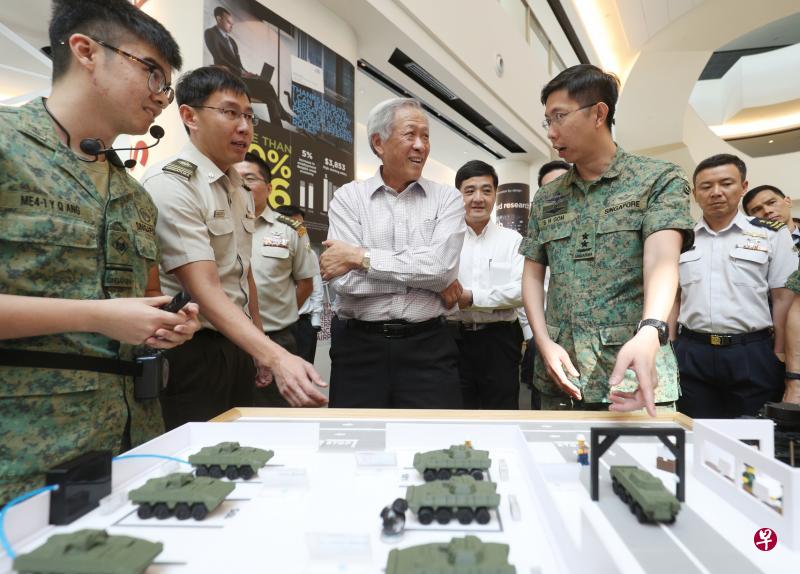 国防部长黄永宏医生(中)在国防部高级政务部长王志豪(右三)、陆军总长吴仕豪少将(右二)、空军总长康文良少将(右一)等国防部和新加坡武装部队高级将领陪同下,观武装部队人员在创新座谈会上展出的各项创新工程。图为陆军人员介绍利用自动化和数据分析等技术提高维修效率的下一代军备保修系统。(谢智扬摄) 国防部长黄永宏医生(中)在国防部高级政务部长王志豪(右三)、陆军总长吴仕豪少将(右二)、空军总长康文良少将(右一)等国防部和新加坡武装部队高级将领陪同下,观武装部队人员在创新座谈会上展出的各项创新工程。图为陆军人员介绍利用自动化和数据分析等技术提高维修效率的下一代军备保修系统。(谢智扬摄)