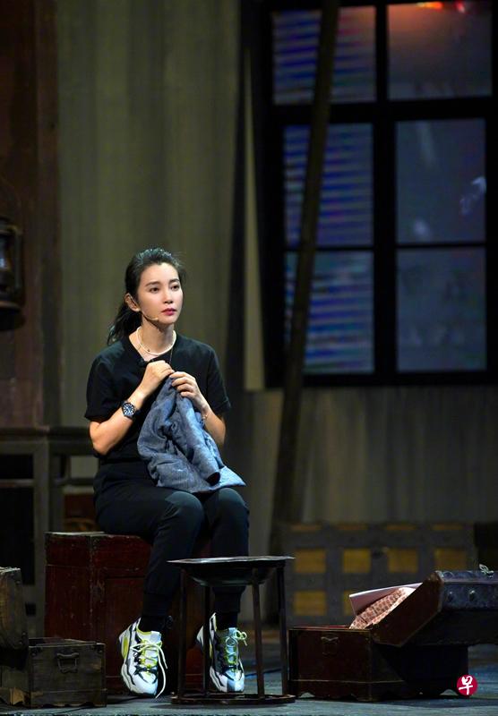 李冰冰在《我就是演员之巅峰对决》中备戏,为表演彩排。(互联网) 李冰冰在《我就是演员之巅峰对决》中备戏,为表演彩排。(互联网)