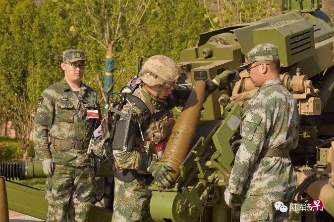 装备着外骨骼系统的士兵正在进行弹药装填项目的比赛。(微信公众号“陆军新闻”) 装备着外骨骼系统的士兵正在进行弹药装填项目的比赛。(微信公众号“陆军新闻”)