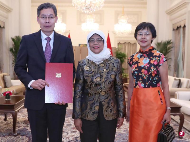 哈莉玛总统(中)今早将外交国书颁布给新任新加坡驻华大使吕德耀(左一),并与他和他妻子合照。(通讯及新闻部) 哈莉玛总统(中)今早将外交国书颁布给新任新加坡驻华大使吕德耀(左一),并与他和他妻子合照。(通讯及新闻部)