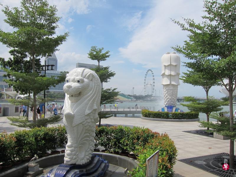 鱼尾狮公园里大小两座鱼尾狮雕像。 鱼尾狮公园里大小两座鱼尾狮雕像。