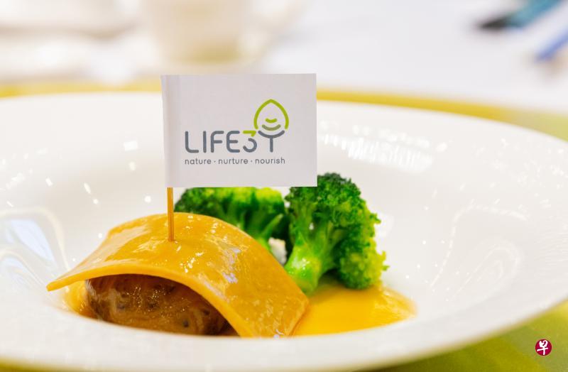 林新杰研发出的无肉产品“益口”,由豆类和菇类等不同植物蛋白质组合而成。(受访者提供) 林新杰研发出的无肉产品“益口”,由豆类和菇类等不同植物蛋白质组合而成。(受访者提供)