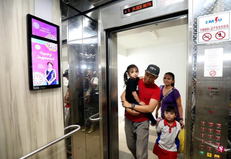 建屋局宣布招标,今后将在组屋试点安装数码显示屏,能更高效地传递社区活动资讯和国家政策新闻。(邝启聪摄) 建屋局宣布招标,今后将在组屋试点安装数码显示屏,能更高效地传递社区活动资讯和国家政策新闻。(邝启聪摄)