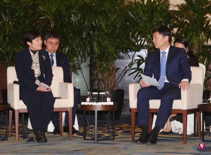 新加坡贸工部兼教育部高级政务部长,新加坡—山东经贸理事会新方主席徐芳达(右)今早与中方主席、山东省副省长任爱荣(左)共同主持新加坡—山东经贸理事会第21次会议。(曾坤顺摄) 新加坡贸工部兼教育部高级政务部长,新加坡—山东经贸理事会新方主席徐芳达(右)今早与中方主席、山东省副省长任爱荣(左)共同主持新加坡—山东经贸理事会第21次会议。(曾坤顺摄)