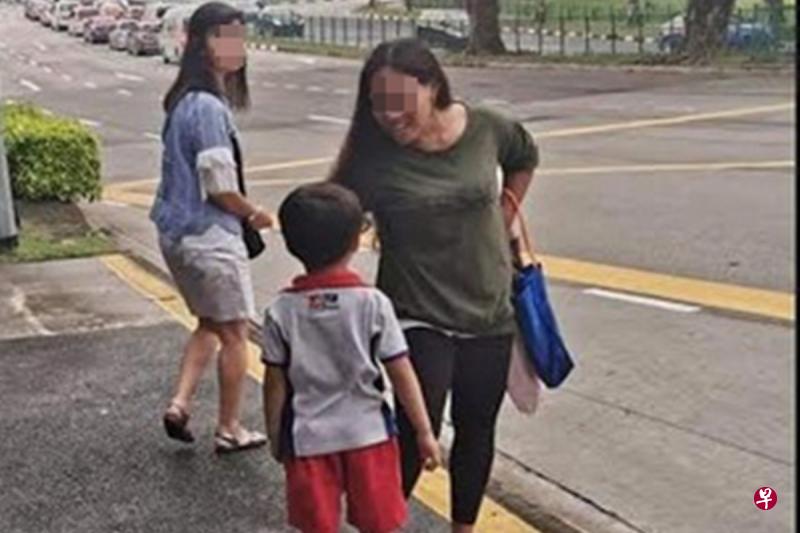 女佣指着小雇主破口大骂,路人看不过眼将所见放上网,希望男童父母能得知此事。(取自网络) 女佣指着小雇主破口大骂,路人看不过眼将所见放上网,希望男童父母能得知此事。(取自网络)
