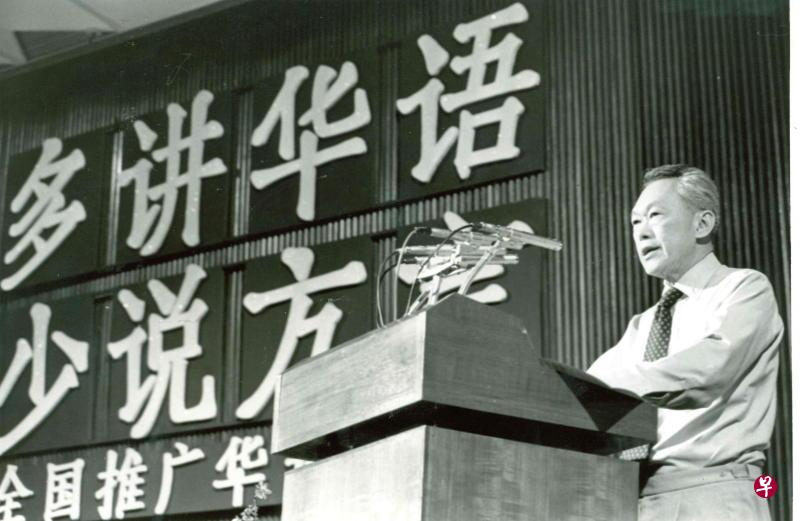 建国总理李光耀40年前决定推广讲华语运动。(档案照片) 建国总理李光耀40年前决定推广讲华语运动。(档案照片)