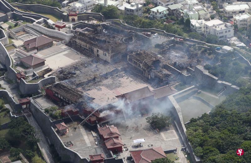 日本冲绳岛的地标建筑首里城在一夜间付诸一炬,航拍照片仍可见消防员在尝试扑灭火苗。(法新社) 日本冲绳岛的地标建筑首里城在一夜间付诸一炬,航拍照片仍可见消防员在尝试扑灭火苗。(法新社)