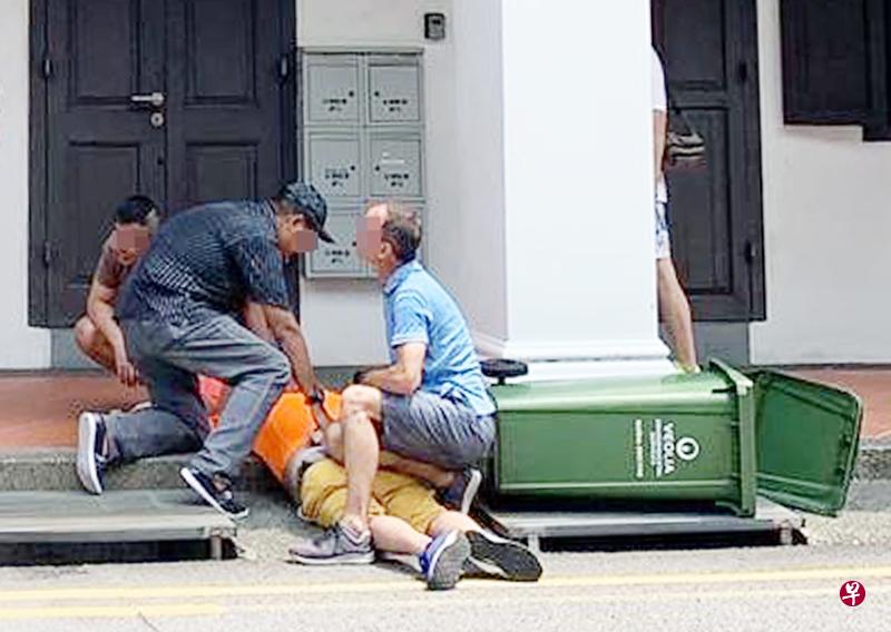 身材高瘦的洋汉一度单膝跪压着壮男的臀部,另外两名男子则分别在壮男的头部和身旁压制住他。(受访者提供) 身材高瘦的洋汉一度单膝跪压着壮男的臀部,另外两名男子则分别在壮男的头部和身旁压制住他。(受访者提供)